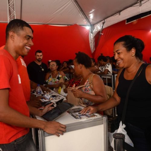 kits de trabalho e cartão de transporte foram entregues a ambulantes que atuarão no Circuito Osmar