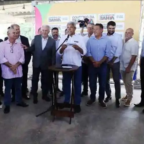 Governador Jerônimo Rodrigues entrega retroescavadeiras a nove municípios baianos
