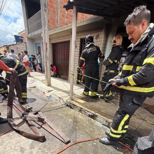 Bombeiros resgatam duas crianças durante incêndio