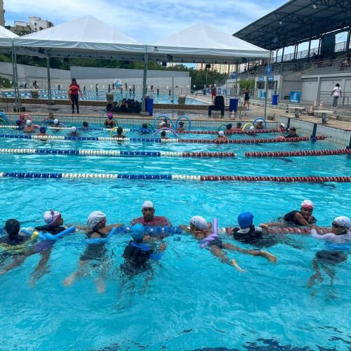 Sudesb disponibiliza roupa de banho flutuante para alunos com deficiência do projeto Natação em Rede