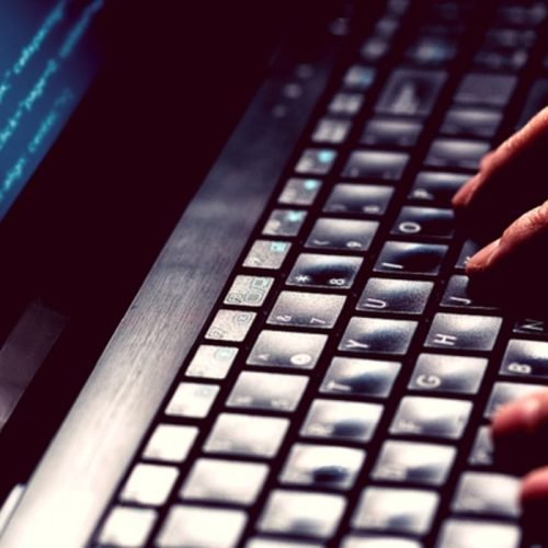 Falsos anúncios sobre Desenrola Brasil enganam usuários nas redes