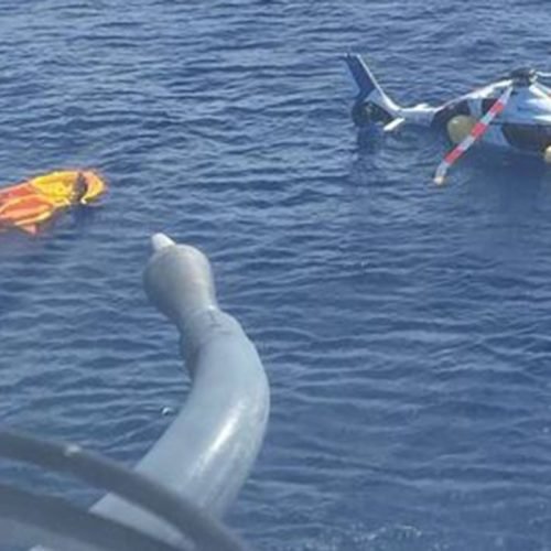 Helicóptero faz pouso forçado no mar em Cabo Frio