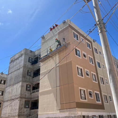 Bombeiros resgatam trabalhadores presos a uma altura de cerca de 12 metros