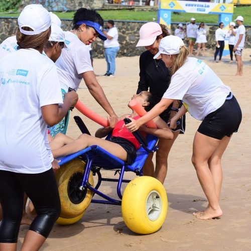 ParaPraia inicia neste final de semana temporada de banho de mar assistido para pessoas com deficiência