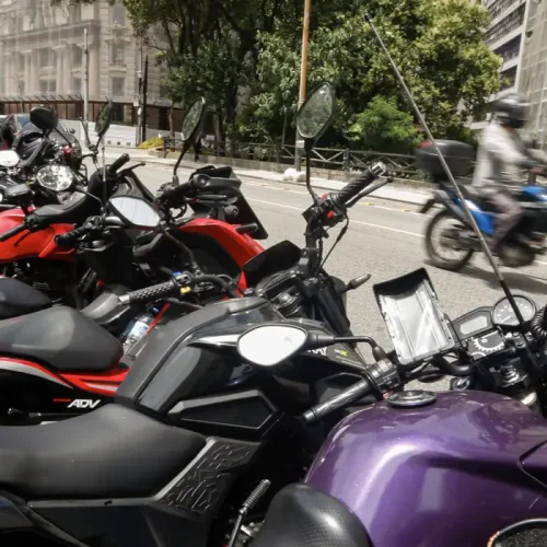 Trabalhador por aplicativo ganha mais, porém tem jornadas mais longas