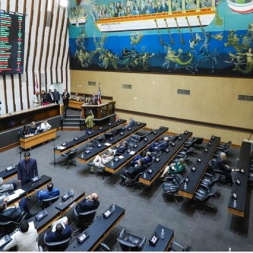 Assembleia Legislativa da Bahia em recesso: promulga cinco leis sobre educação, saúde e direitos do consumidor