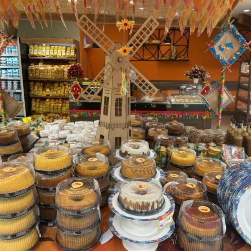 Produtos juninos já estão disponíveis no GBarbosa e Perini; confira o cardápio