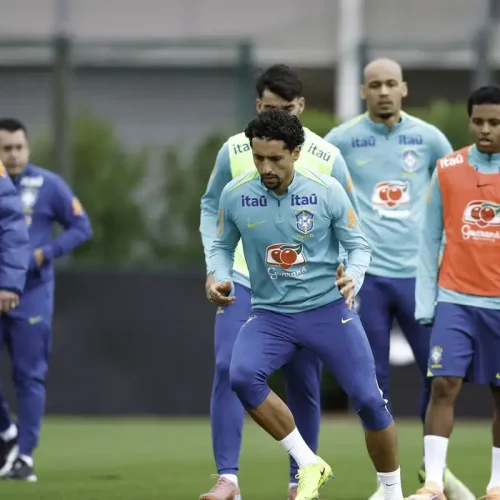 Com equipe completa, Ancelotti comanda atividade em Londres