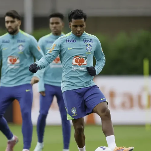 Seleção realiza primeiro treino para amistosos na Europa