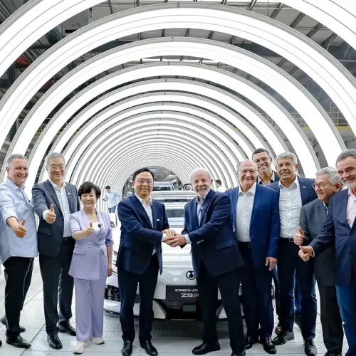 Nova fábrica de carros elétricos mostra confiança no Brasil, diz Lula