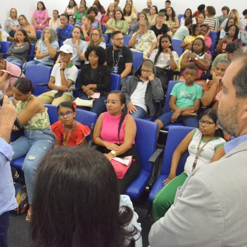 Prefeitura de Feira entrega óculos inteligentes para garantir independência a alunos com cegueira