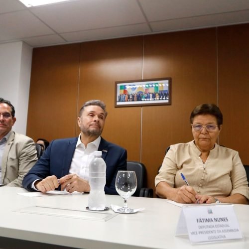 Jerônimo Rodrigues encaminha à Alba projeto de lei que garante piso do magistério acima do nacional