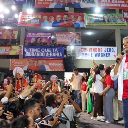 Caetano exalta público em Salvador e vê pré-campanha de Jerônimo em alta