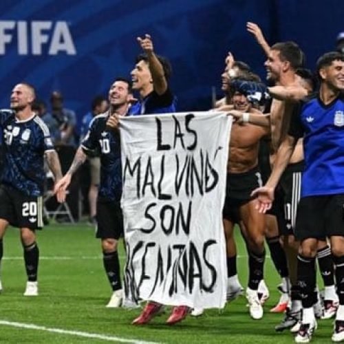 Protesto em campo pode custar caro: FIFA avalia punição à Argentina