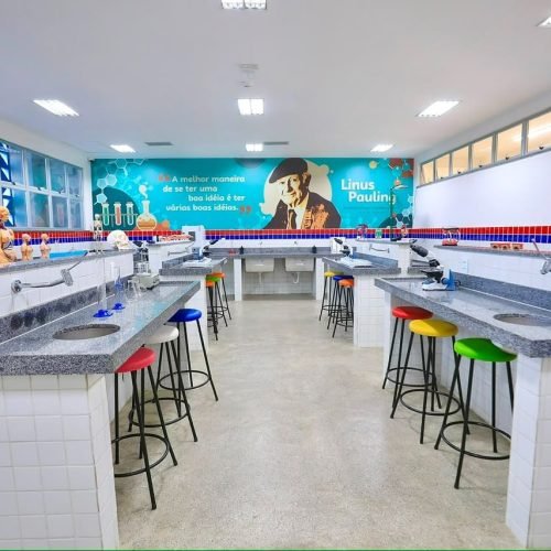 Contradição: política educacional baiana atacada por ACM Neto é usada em Goiás por Caiado