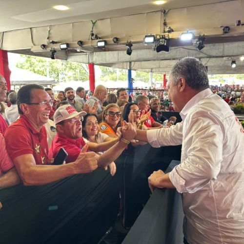 Rui quebra o protocolo e vai ao encontro dos prefeitos e candidatos antes do início da convenção