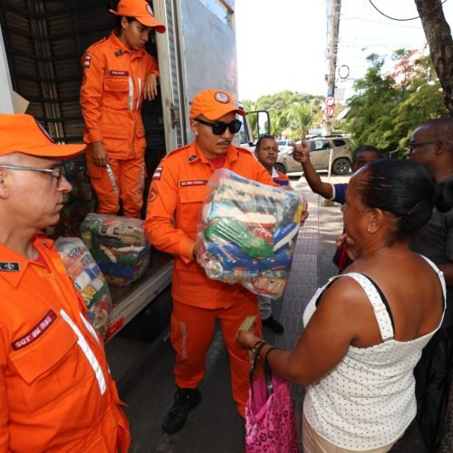 Estado entrega cestas básicas para famílias afetadas por desastre ambiental em São Tomé de Paripe