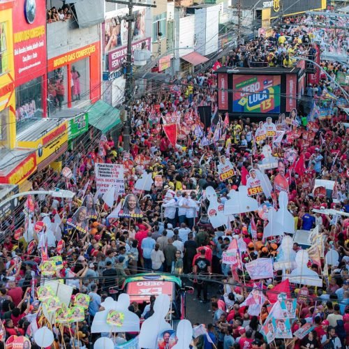 Lula leva campanha à Liberdade e fala em aproximação com a população