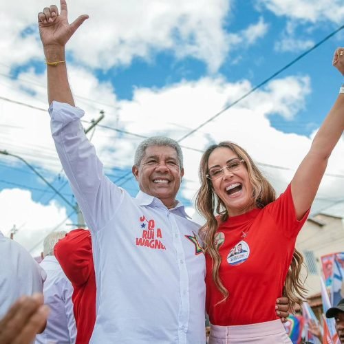 Depois de abandonar ACM Neto, prefeita caminha ao lado de Jerônimo e reúne 5 mil pessoas em Itatim