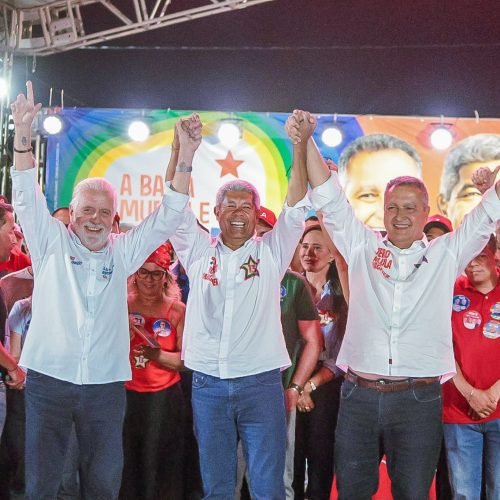 Wagner diz que diferença entre Lula e Flávio Bolsonaro é ‘da água para o vinho’ e pede mobilização na reta final na bahia