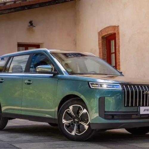 Com karaokê a bordo e bancos à prova de pets, Jaecoo 5 estreia na Bahia em noite retrô na nova Kazza Motors