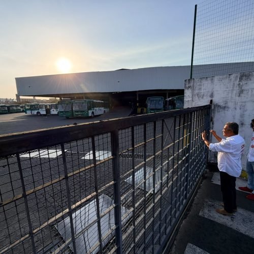Rui Costa flagra centenas de ônibus parados e denuncia tentativa de impedir eleitores de votar