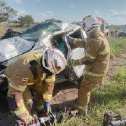Bombeiros de Feira de Santana resgatam vítima presa às ferragens após capotamento