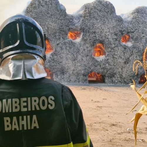 Bombeiros combatem incêndio em algodoeira de Luís Eduardo Magalhães 