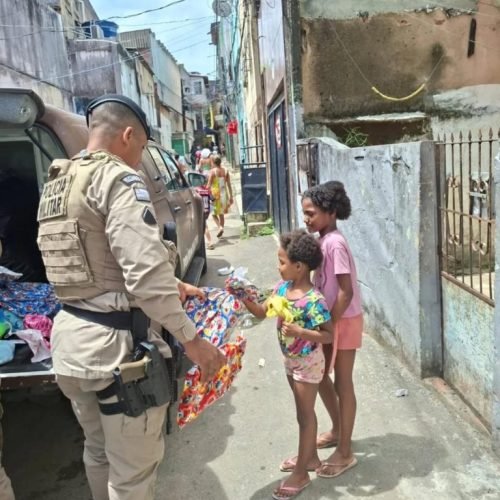Crianças de Brotas ganham brinquedos da Rondesp Atlântico em comemoração ao Natal