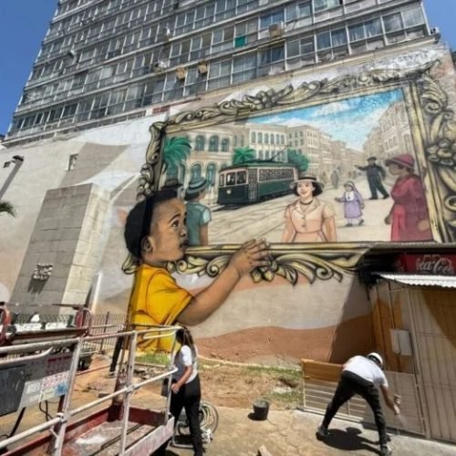 Rua Chile ganha mural artístico com assinatura do artista KMJ Graffiti