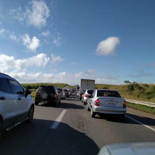 Acidente na BR-324 deixa trânsito lento no sentido Salvador