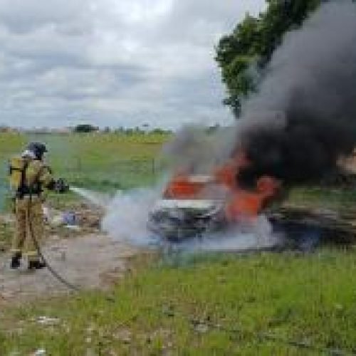 Bombeiros de Eunápolis combatem incêndio em veículo 