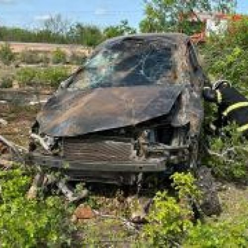 Bombeiros do 15º BBM retiram corpo preso nas ferragens após acidente automobilístico na BA-210