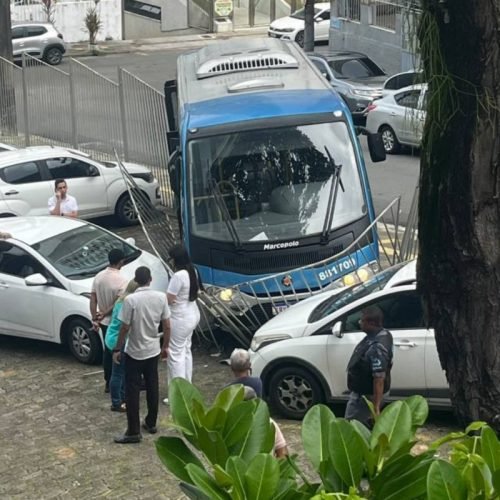 Micro-ônibus da UFBA invade estacionamento após motorista sofrer mal súbito no Canela
