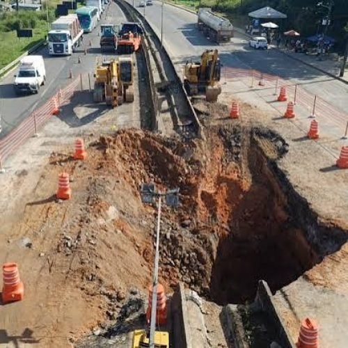 Cratera na BR-324 volta a interditar trecho em Simões Filho após novo problema na drenagem