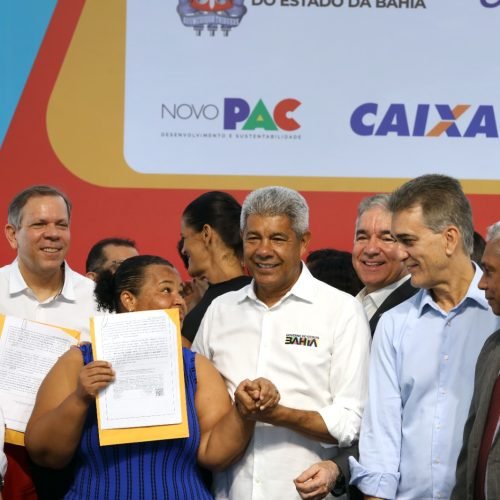 Famílias da Lagoa Grande são beneficiadas com títulos de regularização fundiária, em Feira de Santana