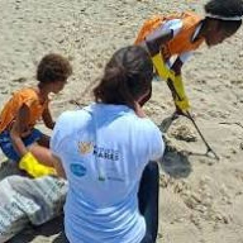 Projeto Mares recolhe 165 kg de resíduos em ação de limpeza de praia em Mar Grande
