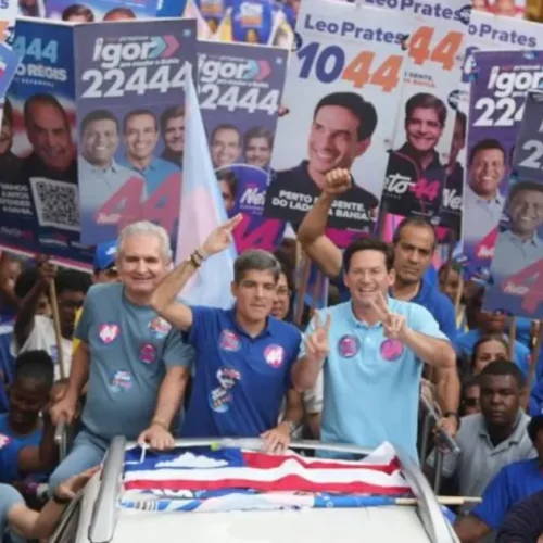ACM Neto homenageia ACM em caminhada na Cidade Baixa e relembra legado político na Bahia
