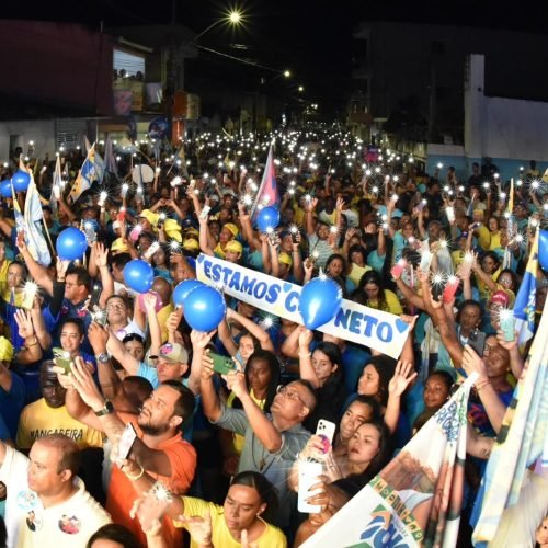 Multidão ilumina as ruas de Governador Mangabeira em caminhada com ACM Neto