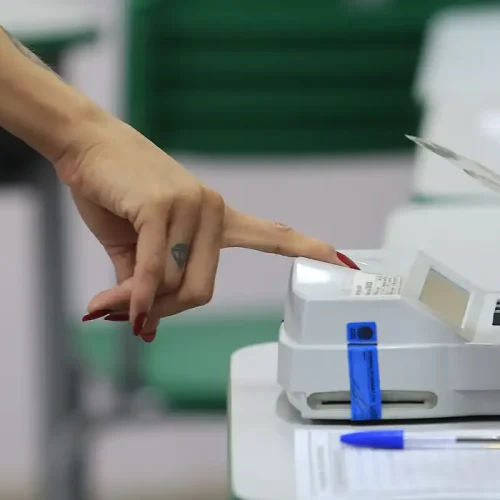 Ministros do TSE se reúnem a portas fechadas após decisão de Zanin