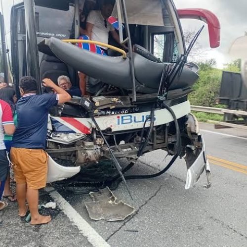 Ônibus com torcedores do Fortaleza pega fogo a caminho de Salvador para final contra o Vitória