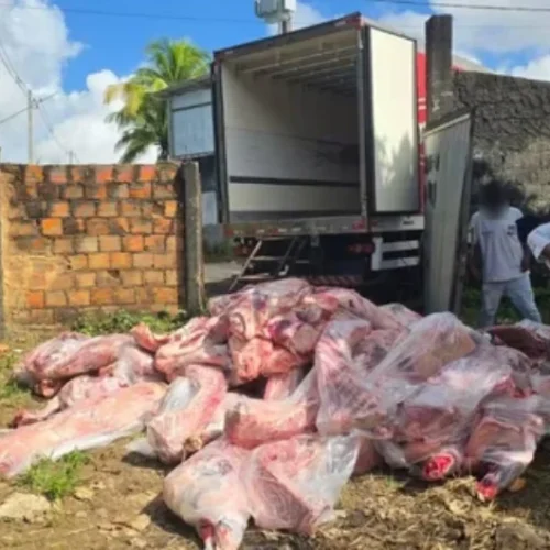 Polícia liberta funcionários presos em baú de caminhão e recupera carga roubada na capital baiana