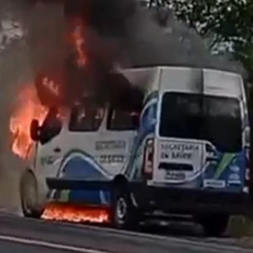 Van da Secretaria de Saúde é destruída por incêndio na BR-324