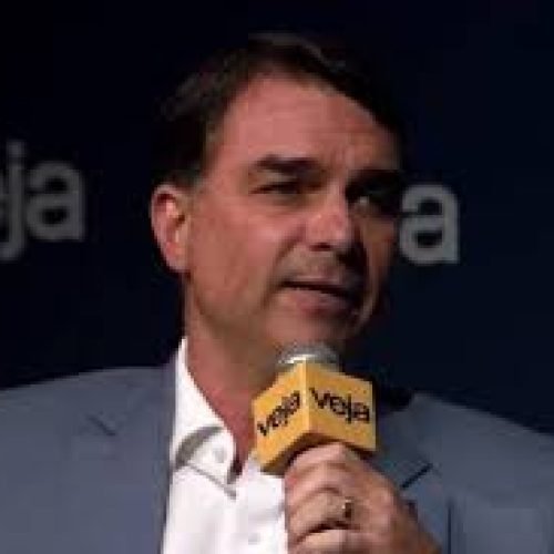 Bolsa Família vira centro do debate político: Flávio Bolsonaro defende manutenção e propõe mudanças no programa