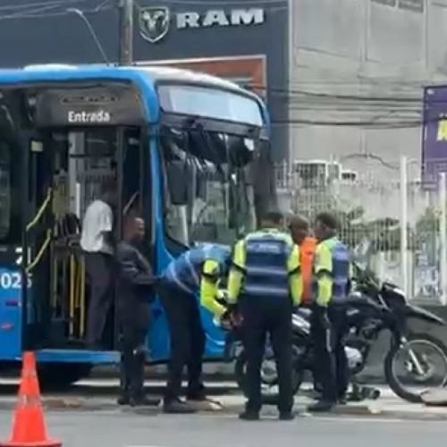 “Motociclista invade faixa do BRT e provoca acidente na ACM, em Salvador”