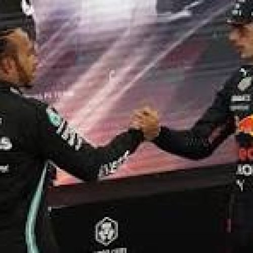 Hamilton de volta ao pódio e Verstappen no seu encalço