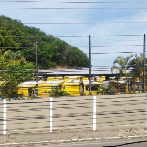 Garagem da ViaMetro, em Ilhéus, com ônibus parados e sem circular durante o segundo turno das eleições presidenciais.