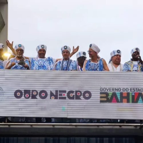 Bloco os Filhos de Gandhy celebra 77 anos com desfile pela paz e campanha contra a violência às mulheres