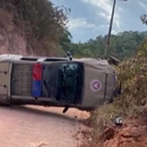 Viatura da PM em patrulhamento tomba em Porto Seguro