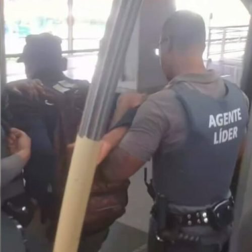 Violinista é retirado por agentes do metrô em Salvador